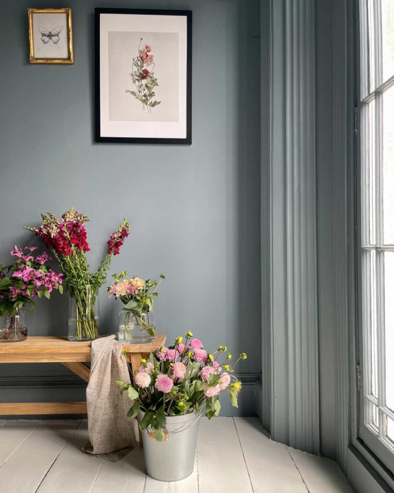 flori in fata unui perete vopsit cu vopsea de perete Annie Sloan